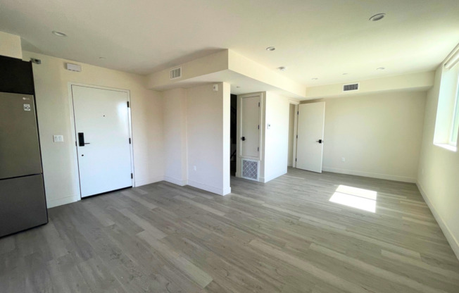 Gorgeous, brand-new 3 bedroom/2.5 bathroom unit MOVE IN READY! ** MOVE IN SPECIAL**