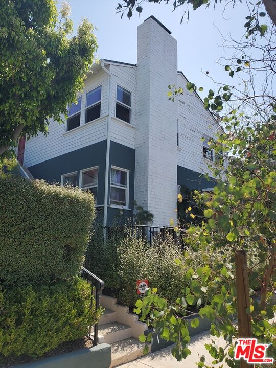 10558 SANTA MONICA BLVD