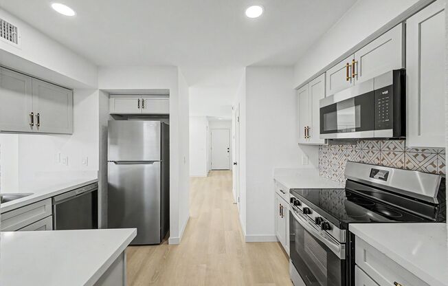 Remodeled 3BR End Unit Townhome in South Tempe | Private Yard + Covered Parking