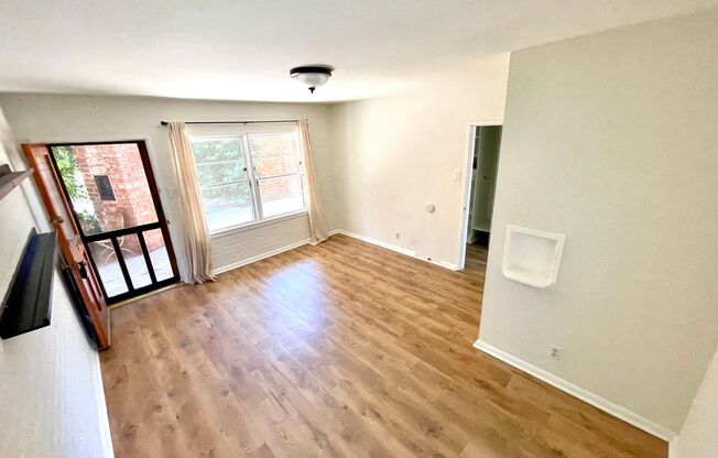 Cool breezes and beach vibes. Check out this 1bd/1ba condo in the HEART of Santa Monica