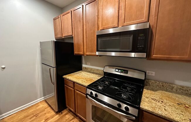 2 beds, 1 bath, $1,650, Unit 4722 #2E