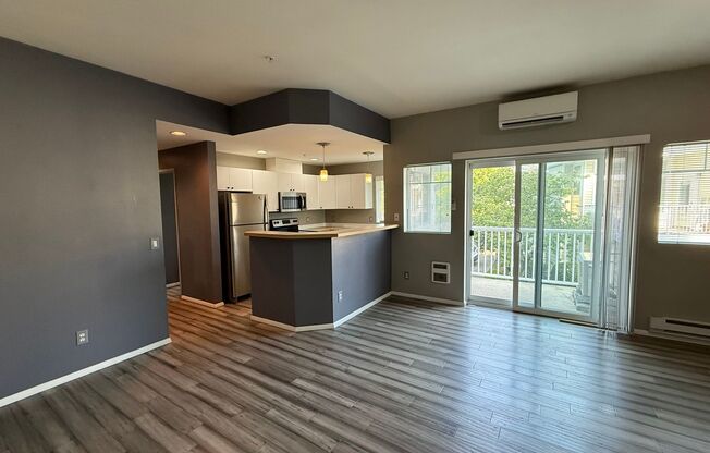 Updated Kent Townhome - Private Garage & AC