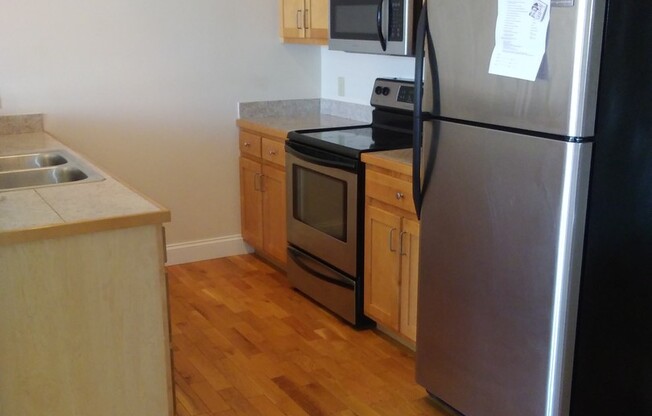 1 bed, 1 bath, 949 sqft, $1,300, Unit 9