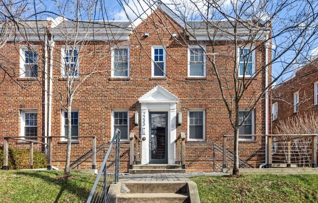 1 month free for 13 month lease! Parking Available! 14min walk from Georgetown! //Professionally Managed & Recently Renovated // 1 Bedroom + Den/Office  // 2 Bathrooms // Glover Park