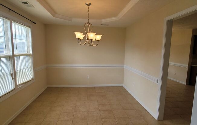 Beautiful 3 bedroom, 2.5 Bath home Minutes from Shopping & Easy Access to Highway for Travel.