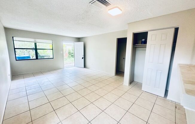 Charming Newly Renovated 2-Bedroom Duplex in Largo, FL