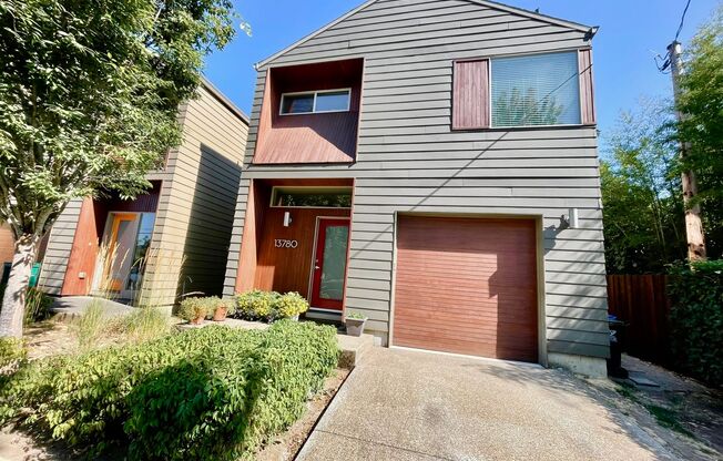 ** HALF MONTH'S FREE RENT **Modern 3bd/2.5bath Milwaukie Home w/ Private Backyard