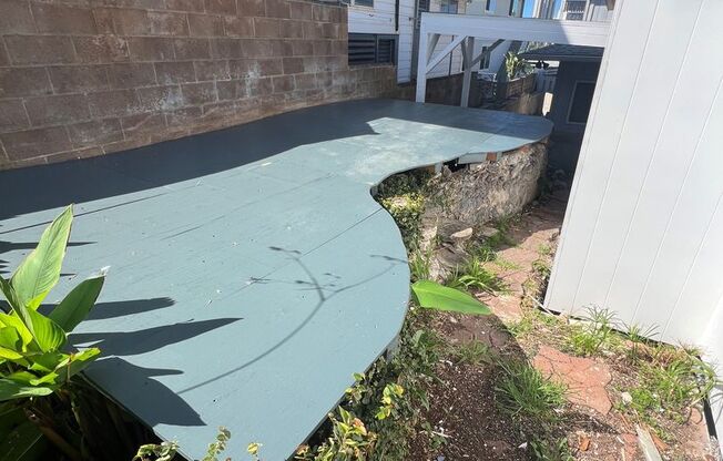 Cute 2-bed 1-Bath cottage with 1 covered Carport and driveway parking in Kaimuki