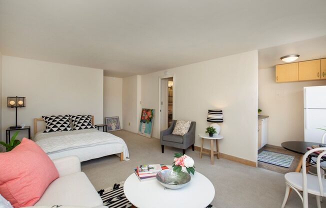 Studio, 1 bath, 423 sqft, $1,380, Unit 818