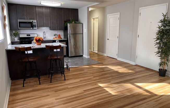 2 beds, 1 bath, 730 sqft, $2,145, Unit B4-4