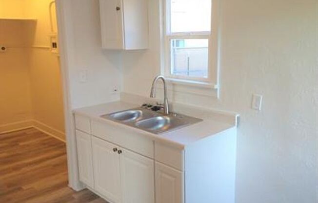 1 bed, 1 bath, 700 sqft, $975