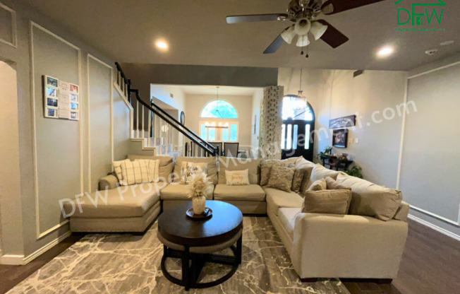 Spacious 4-Bedroom Home with Modern Kitchen, Dual Living Areas & Great Outdoor Space in Grapevine!