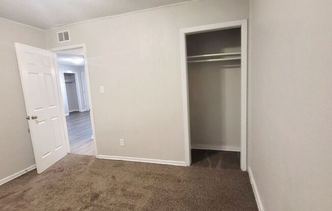 3 beds, 1 bath, 775 sqft, $894, Unit 415-17 Winfield-415 Winfield