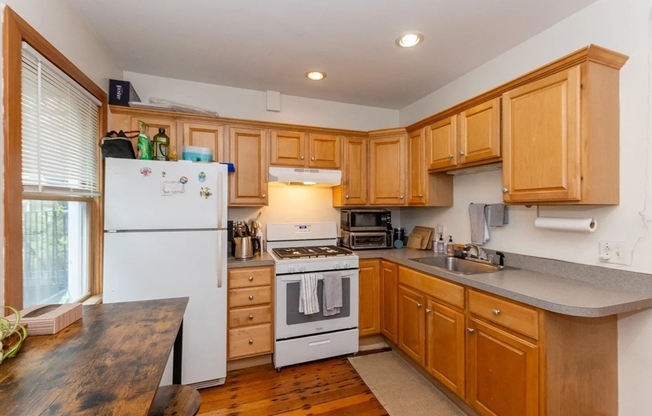 2 beds, 1 bath, 700 sqft, $2,600, Unit 2