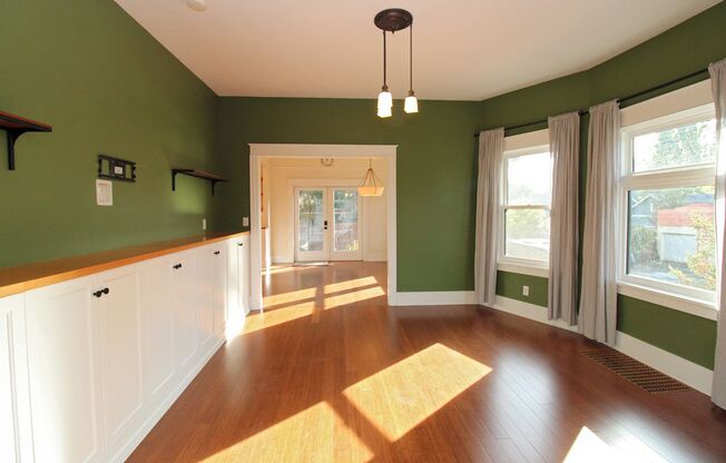 Stunning, Remodeled 4 Bed/2 Bath 1911 Craftsman in Sought-After Sabin