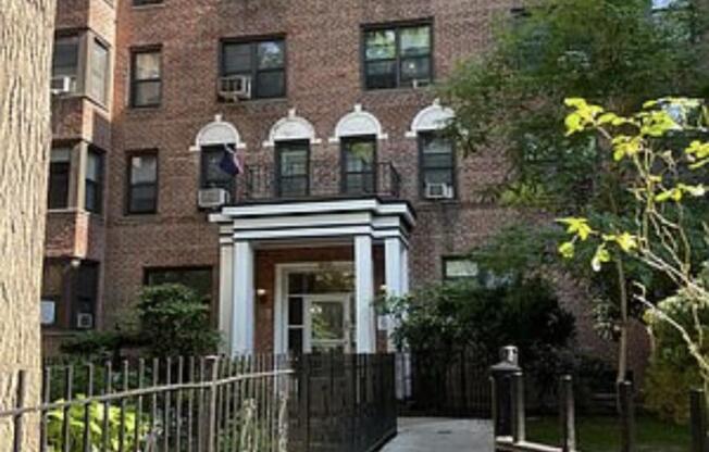 2 beds, 1 bath, $2,750, Unit 1-A