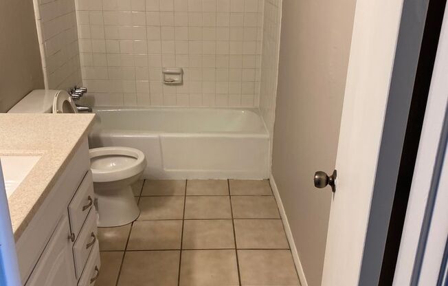 2 beds, 1 bath, 850 sqft, $900, Unit LP#30