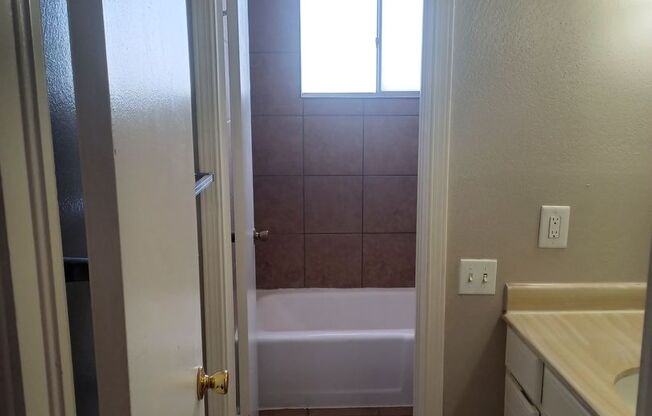 2 beds, 1 bath, 1,000 sqft, $970, Unit 98