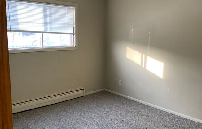 3 beds, 1 bath, 965 sqft, $925, Unit 915-03