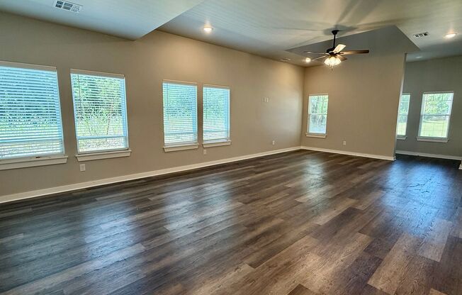 Large 2 Bed, 2 Bath in Beautiful Well Maintained Neighborhood