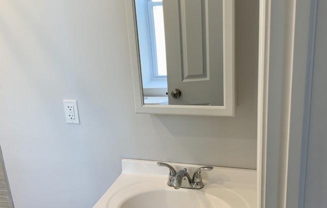 Studio, 1 bath, 700 sqft, $750, Unit #4