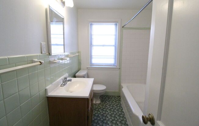 2 beds, 1 bath, $1,250, Unit 7552 WYOMING --