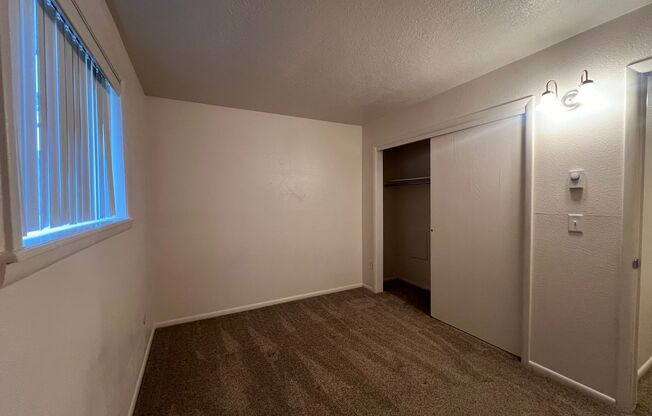 2 beds, 1 bath, $975, Unit 1616 S Von Elm