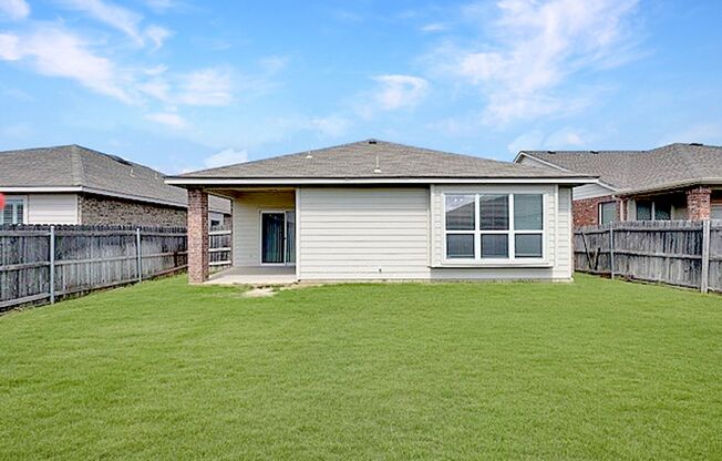 Charming 3-Bedroom, 2 Bath Home in a Quiet Neighborhood with Easy Access to 820 & I-30
