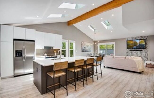 Recently Renovated and Updated 5 BR Townhouse in Willowbrook Available in August!