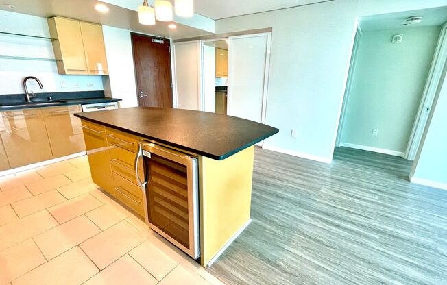 LUXURY DOWNTOWN PENTHOUSE w/ PANORAMIC VIEWS! 2 BED 2 BATH 2 PARKING