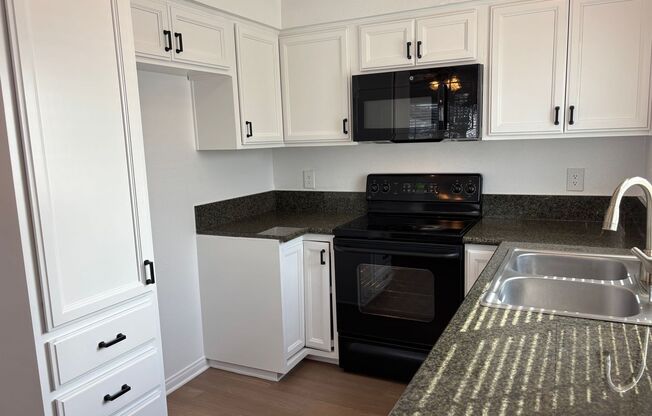 2 beds, 1 bath, 850 sqft, $2,760, Unit 1561M