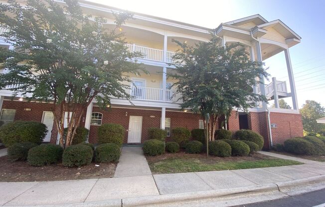 Pristine move in ready Condo located in Heatherstone !