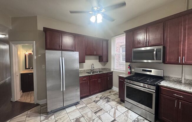 Beautiful 2-Bedroom 1-bath Graystone Apartment in Washington Park!