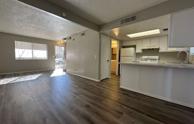 Spacious 2 Bed Townhome with Balcony, Washer/Dryer Included
