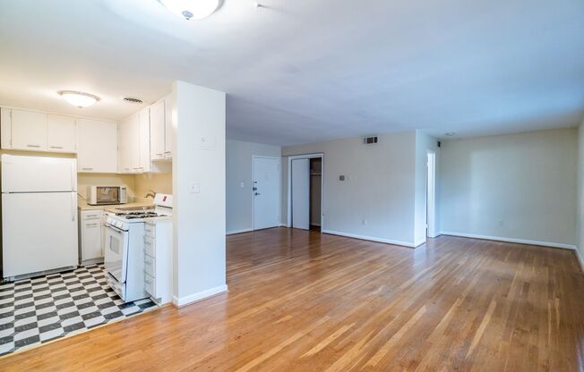 Rare Large Efficiency (552 Sq Ft) Close To Courthouse Metro In Adams House - Utilities Included!