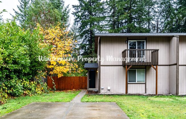 *AVAILABLE NOW!* Conveniently located 2 bed with fenced backyard