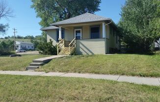 $1500 - 3 Bedroom 1 Bath Home - Large Yard and Patio!