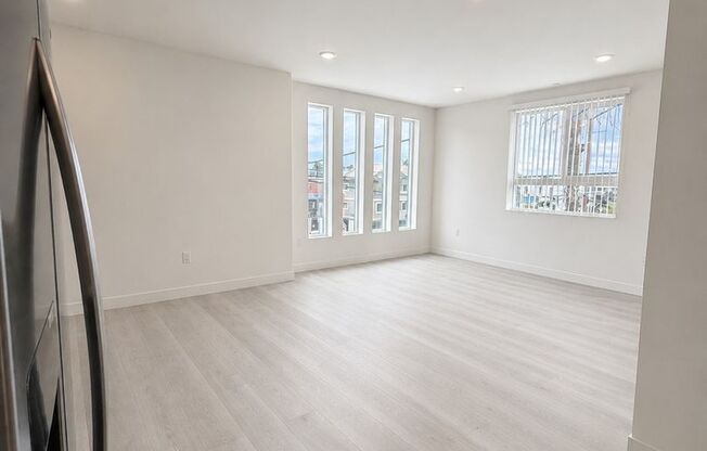 1 bed, 1 bath, 581 sqft, $2,695, Unit T209