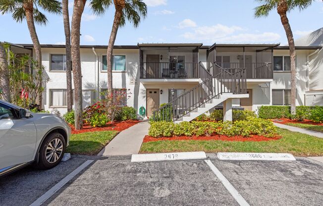 5 miles from 5th Avenue and Downtown Naples!