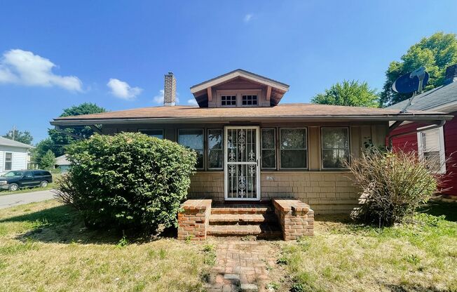 Charming 2 Bedroom Home with Great Storage and Convenient Location!