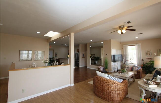 185 S SEGUIN AVE