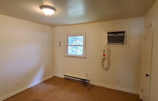 2 beds, 1 bath, $850, Unit A