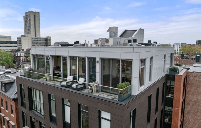 7 E SPRINGFIELD