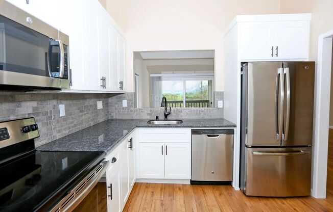 Beautiful, updated 3 Bd/2.5 Ba, 1338 sf Martinez townhouse available August 15th for Lease!