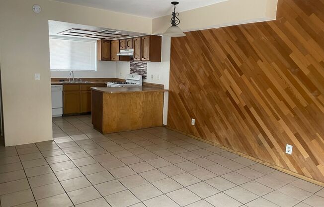 BEAUTIFUL 2 BEDS 1 1/2 BATHROOM APARTMENT PLUS 2 CAR CARPOT