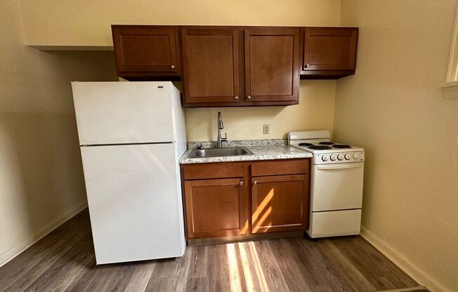 1 bed, 1 bath, $990, Unit 2