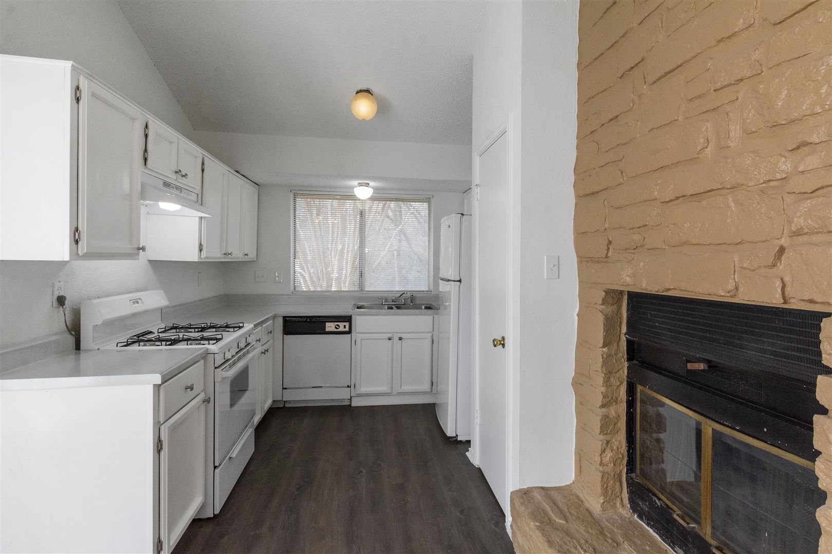 Single-story 4 bedroom - Available now!