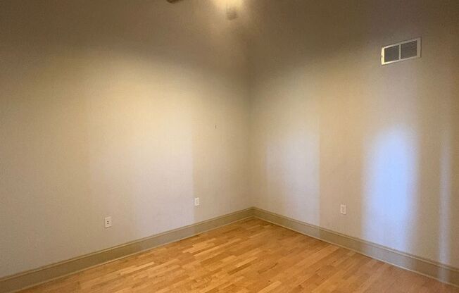 3 beds, 1 bath, 1,030 sqft, $1,850, Unit 1517 S. Theresa Ave. #207