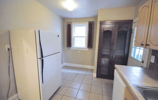 3 beds, 1 bath, $1,650, Unit 385