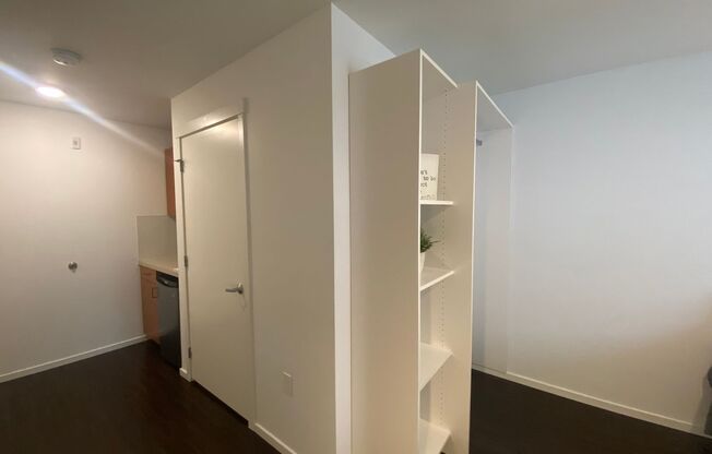 Studio, 1 bath, 175 sqft, $1,350, Unit 2200